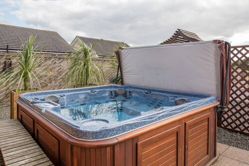 Peaceful-Honeysuckle Scottish Cottage with Hot Tub