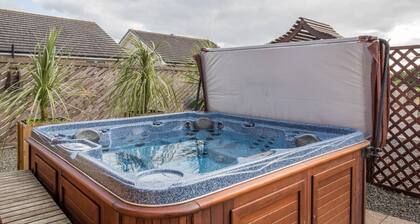 Peaceful-Honeysuckle Scottish Cottage with Hot Tub