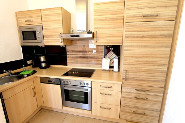 Kühlschrank, Mikrowelle, Ofen, Geschirrspüler