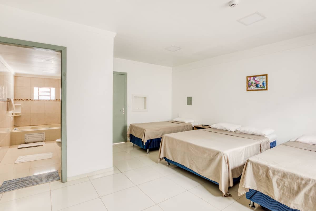 Superior vierpersoonskamer, meerdere bedden | Een minibar, een bureau, gratis wifi, beddengoed