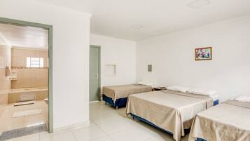 Quarto quádruplo superior, várias camas | Frigobar, escrivaninha, Wi-Fi de cortesia, roupa de cama