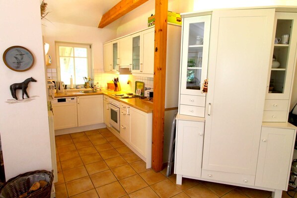 Køleskab, ovn, opvaskemaskine, kaffe-/temaskine