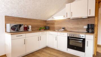 KĂŒhlschrank, Mikrowelle, Ofen, Herdplatte