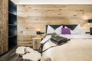 2 chambres, coffres-forts dans les chambres, lit parapluie