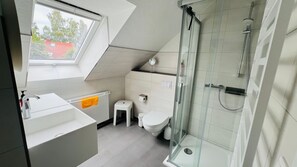 Dusche, Haartrockner, Seife, Toilettenpapier