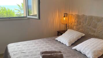 2 chambres, coffres-forts dans les chambres, fer et planche Ă repasser