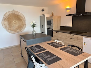 Fridge, microwave, oven, stovetop - Apartment / Villa 2/4 pers. CALM CHARM - panoramic sea view pool (Sainte-Lucie de Porto-Vecchio)