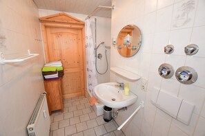 Combined shower/bathtub, hair dryer, towels, soap