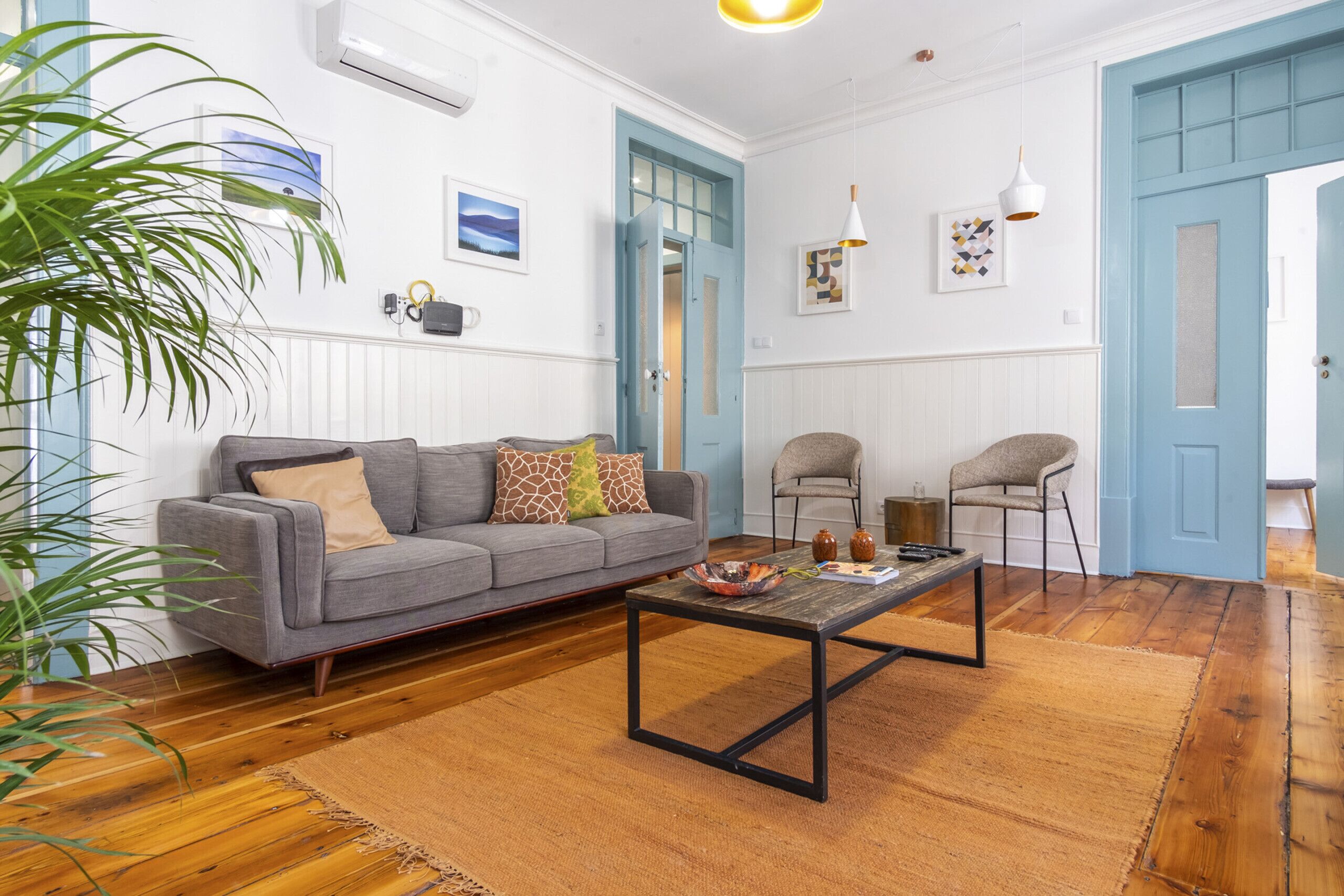 Téléviseur, lecteur de DVD, livres