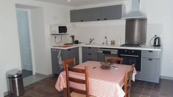 Frigorífico, microondas, horno y placa de cocina