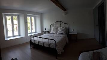 3 slaapkamers, geluiddichte muren, een strijkplank/strijkijzer, wifi