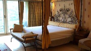 5 bedrooms, in-room safe, iron/ironing board, WiFi