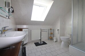 Dusche, Haartrockner, Toilettenpapier