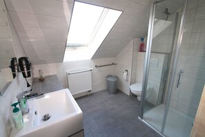 Dusj, hårføner, såpe og toalettpapir