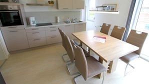 Una cocina moderna con comedor.