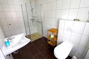 Douche, séchoir à cheveux, papier de toilette