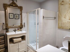 Sèche-cheveux, papier toilette