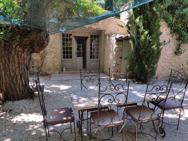 Outdoor dining - Dependency in a provencal farmhouse - Isle sur la Sorgue - Fontaine de Vaucluse (L'Isle-sur-la-Sorgue)