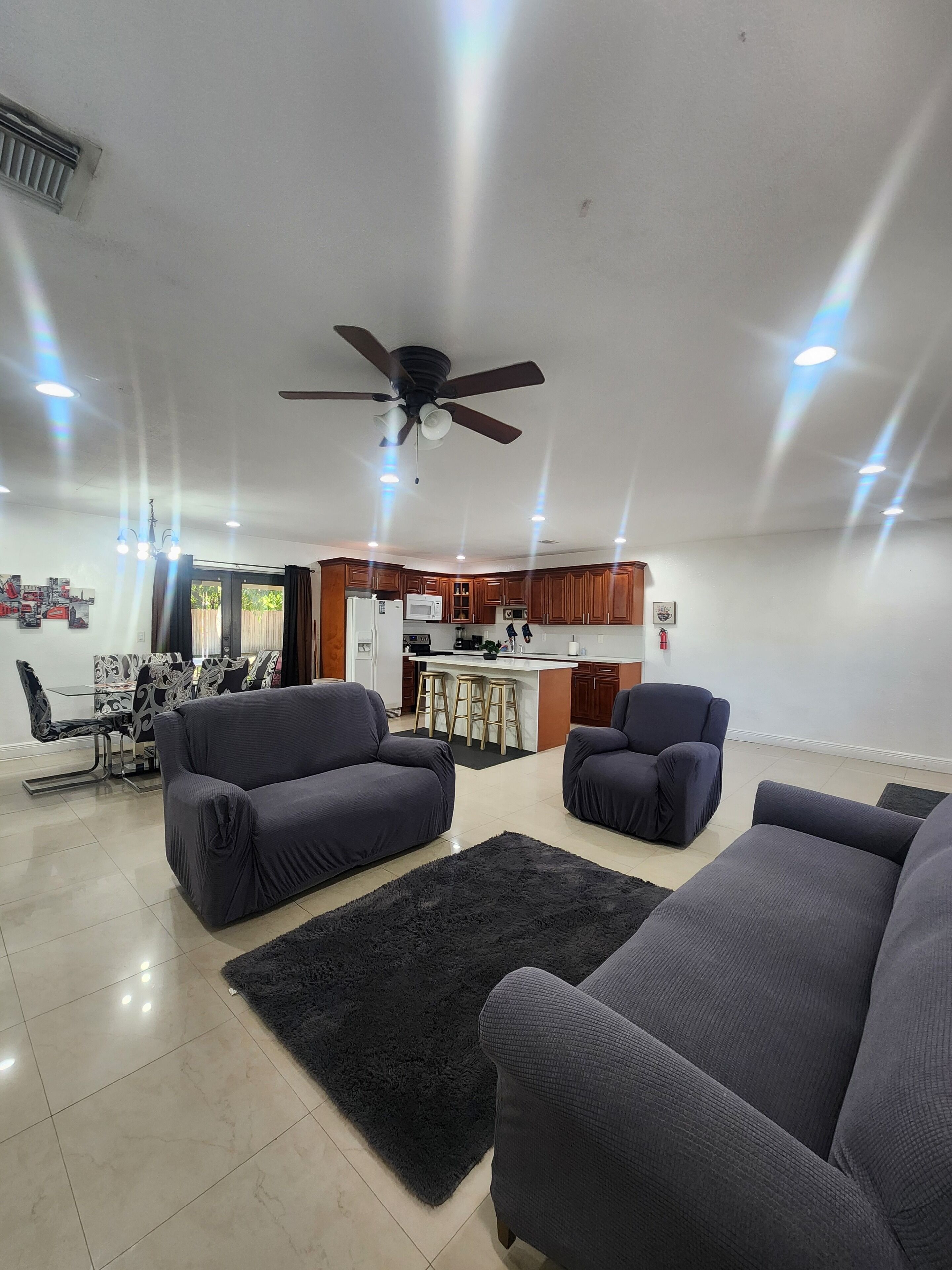 Tv, tv-spel, böcker och en stereo