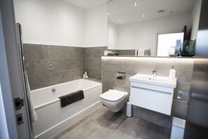 Appartement, 3 chambres | Salle de bain | Articles de toilette gratuits, sèche-cheveux, serviettes fournies