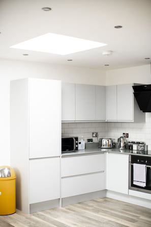 Apartment, 2 Bedrooms | Private kitchen