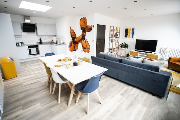 Appartement, 2 chambres | Salle de séjour | Télévision à écran plat
