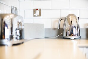 Appartement, 3 chambres | Cuisine privée | Grand réfrigérateur, micro-ondes, four, plaque de cuisson