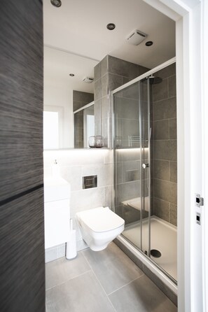 Bathroom shower - Cigar Factory Apartments (Bristol)