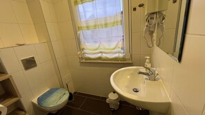 Een haardroger, toiletpapier