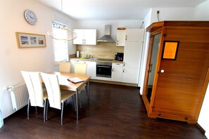 Kühlschrank, Mikrowelle, Ofen, Geschirrspüler