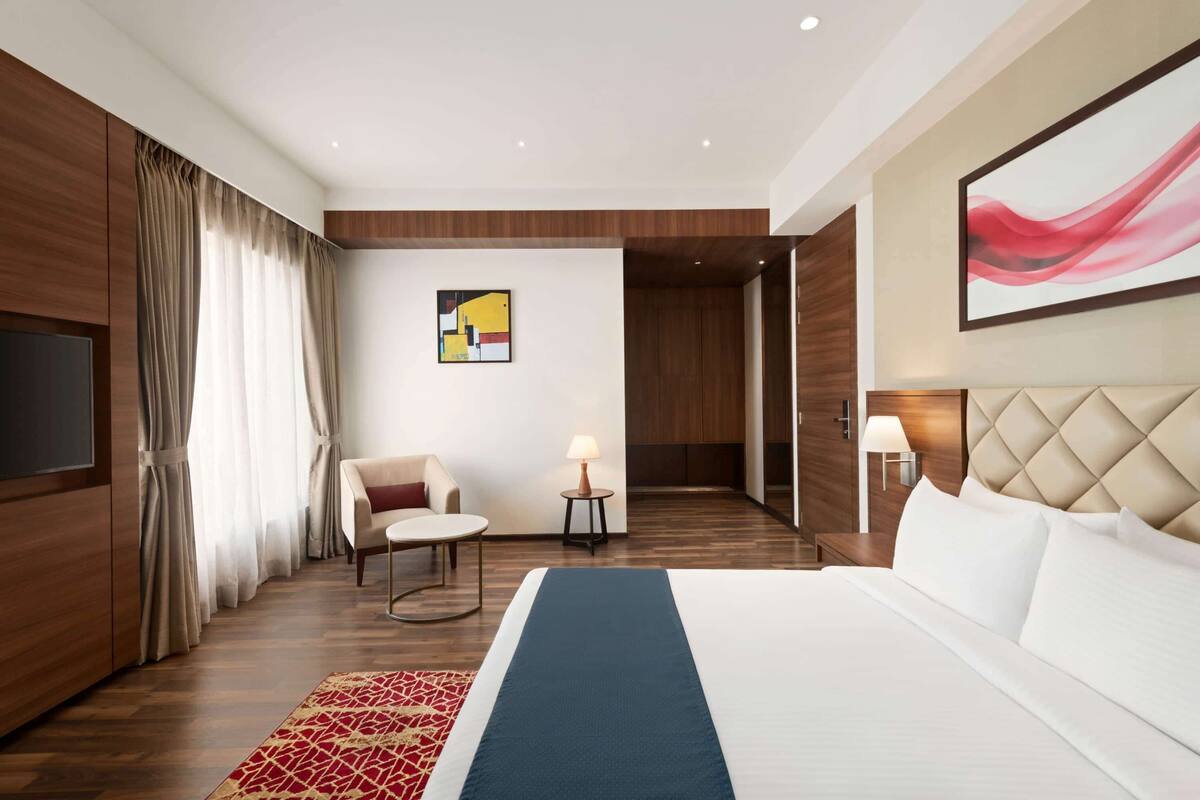 Rom – deluxe, 1 queensize-seng, tilgjengelighetstilpasset, ikke-røyk (Mobility) | Minibar, safe på rommet, skrivebord og skrivebord for bærbar PC