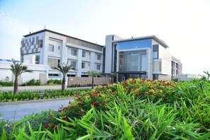 Property entrance - Ramada by Wyndham Gandhidham Shinay (Gandhidham)