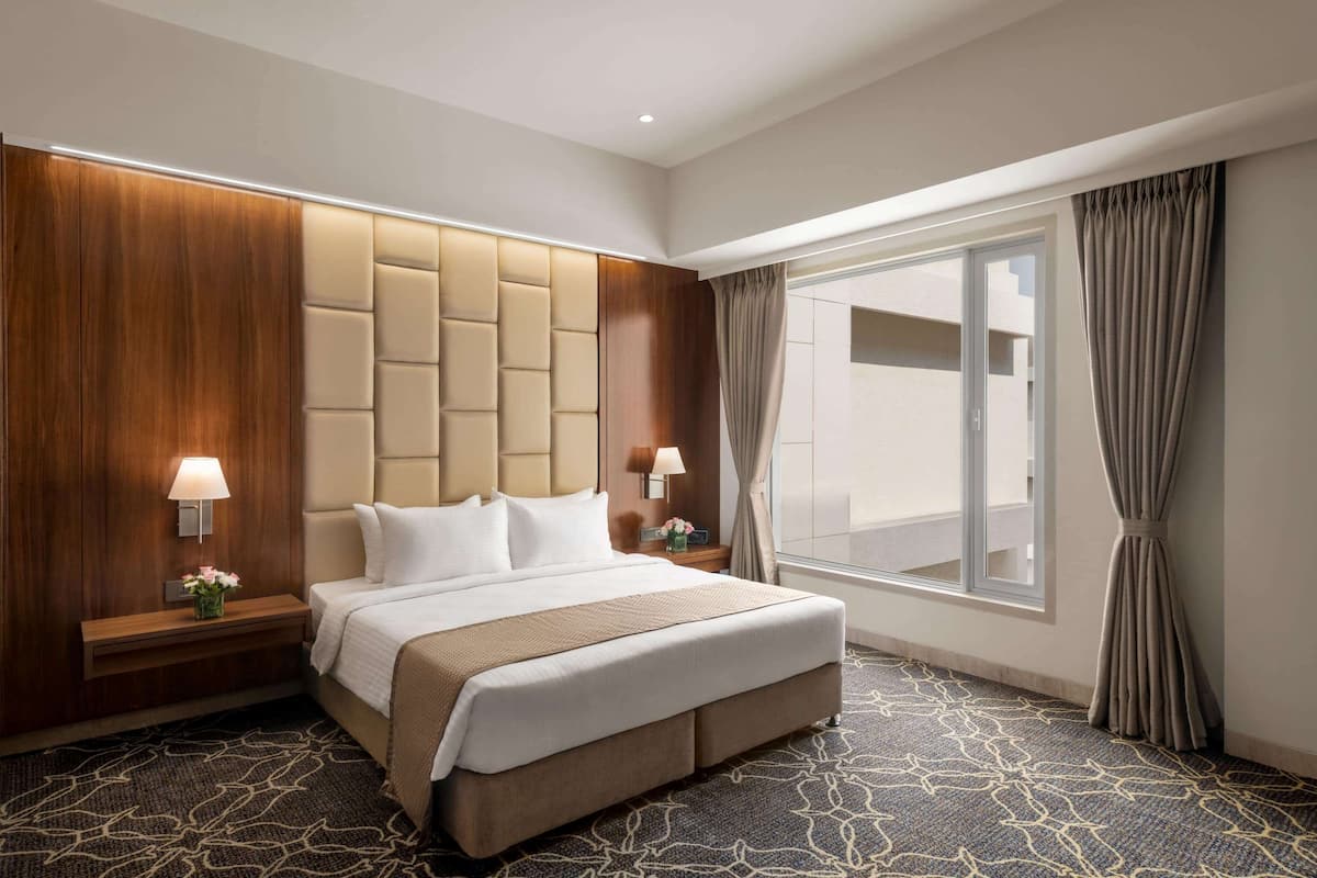 Suite, 1 King Bed, Non Smoking