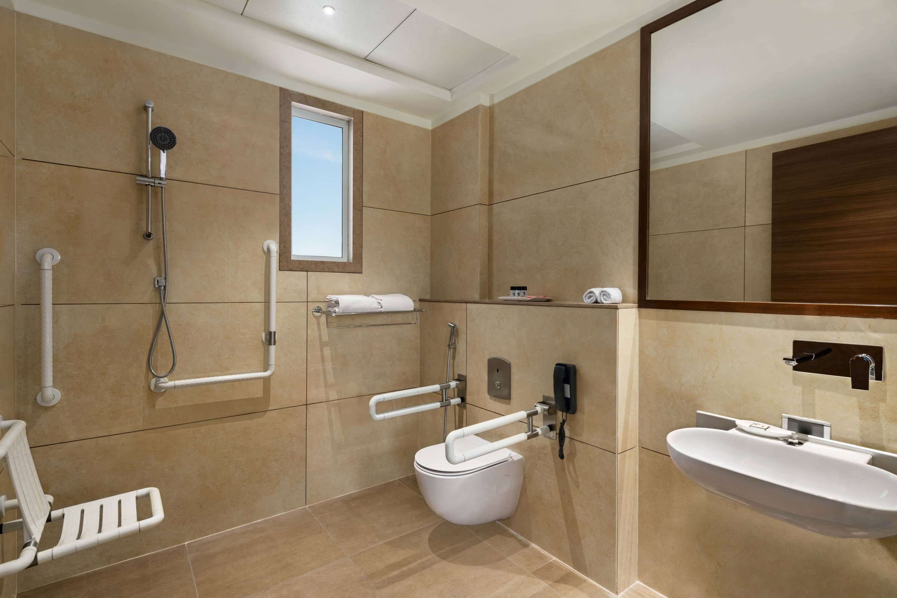 Un baño moderno con inodoro, ducha y lavamanos.