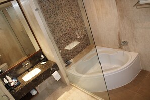 Phòng Suite Junior, 1 giường cỡ king, không hút thuốc | Phòng tắm | Buồng tắm vòi sen, vòi sen phun mưa 