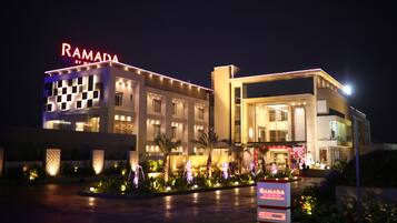 Vista frontal de la propiedad por la tarde o noche