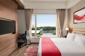 Deluxe Room, 1 King Bed, Non Smoking | Minibar, in-room safe, individually furnished, desk