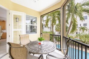 Outdoor dining - Siesta Key 3 Bedrm, 3½ bath Villa sleeps 8 with 2900sq ft (Siesta Key)