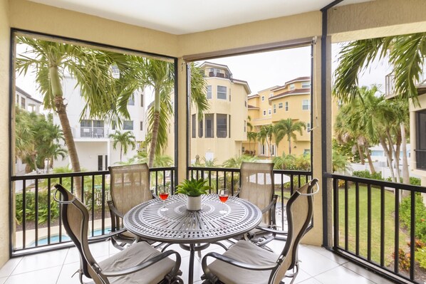 Outdoor dining - Siesta Key 3 Bedrm, 3½ bath Villa sleeps 8 with 2900sq ft (Siesta Key)