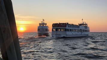 In Strandnähe, Liegestühle, Strandtücher