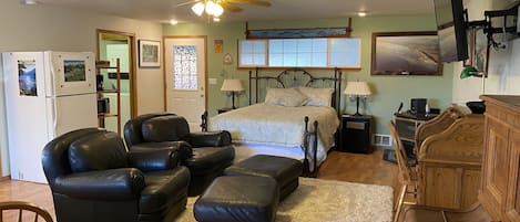 1 bedroom, desk, free WiFi, bed sheets