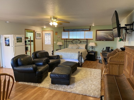 1 bedroom, desk, free WiFi, bed sheets. Hutchison Ranger Suite