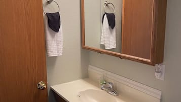 Badkar/dusch, hÄrtork, handdukar och toalettpapper