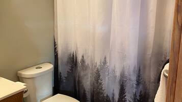 Kombinert dusj/badekar, hårføner, håndklær og toalettpapir