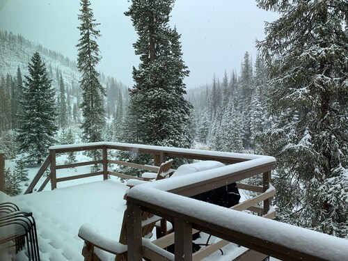 Borders Nat'l Forest at a Trailhead.  3.3 Miles to Winter Park Resort. Sleeps 12