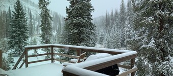 Borders Nat'l Forest at a Trailhead.  3.3 Miles to Winter Park Resort. Sleeps 12