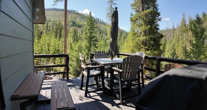 Borders Nat'l Forest at a Trailhead. 3.3 Miles to Winter Park Resort. Sleeps 12