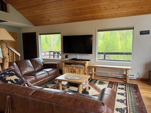Smart TV, fireplace, DVD player, foosball - Borders Nat'l Forest at a Trailhead. 3.3 Miles to Winter Park Resort. Sleeps 12 (Winter Park)