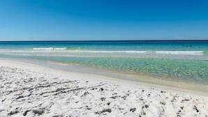 Una playa cerca, sillas reclinables de playa, toallas de playa