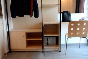 Habitació doble Deluxe, vistes al mar | Caixa forta a l'habitació i escriptori